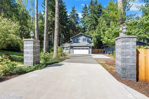708 3rd St W, Rainier, WA 98576