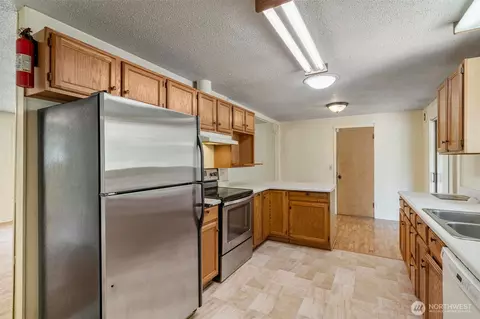 Kitchen - 199 C 3rd St E, Onalaska, WA 98570 photo 4 of 5
