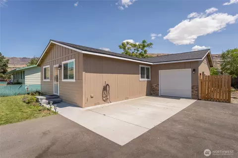 14 Cambridge Ave, Rock Island, WA 98850