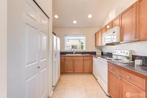 Kitchen - 1522 196th St SE #D-108, Bothell, WA 98012 photo 2 of 2