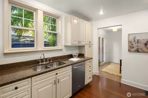 1915 E John St, Seattle, WA 98112 photo 10