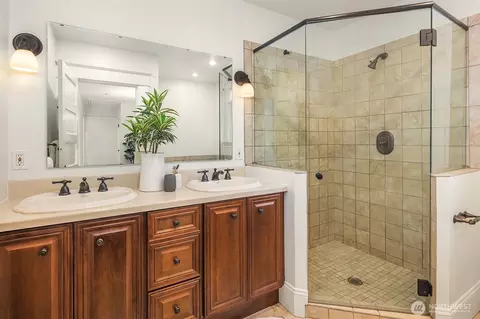 1915 E John St, Seattle, WA 98112 photo 22