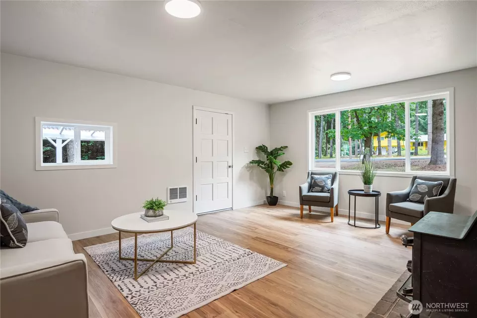 Living - 3208 Rose Valley Rd, Kelso, WA 98626 photo 2 of 4