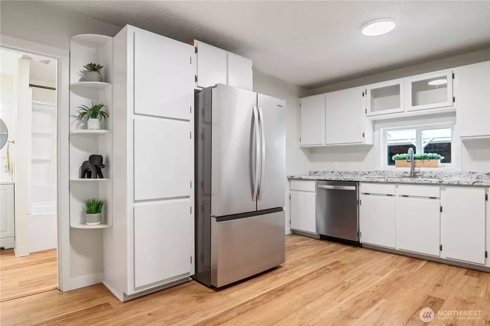 Kitchen - 3208 Rose Valley Rd, Kelso, WA 98626 photo 2 of 3