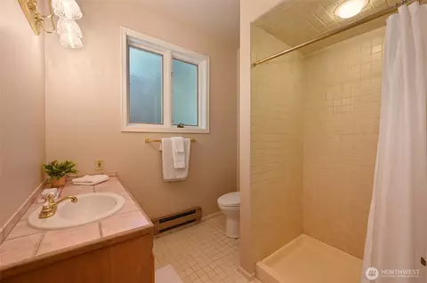 Bath - 3764 W Commodore Way, Seattle, WA 98199 photo 1 of 3