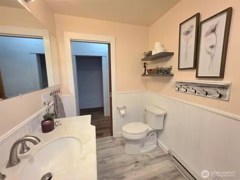Bath - 321 12th St, Raymond, WA 98577 photo 2 of 4