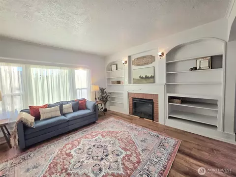 Living - 321 12th St, Raymond, WA 98577 photo 2 of 5
