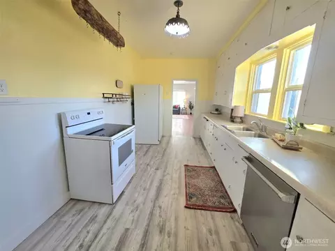 Kitchen - 321 12th St, Raymond, WA 98577 photo 3 of 5