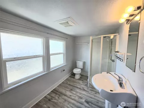 Bath - 321 12th St, Raymond, WA 98577 photo 4 of 4