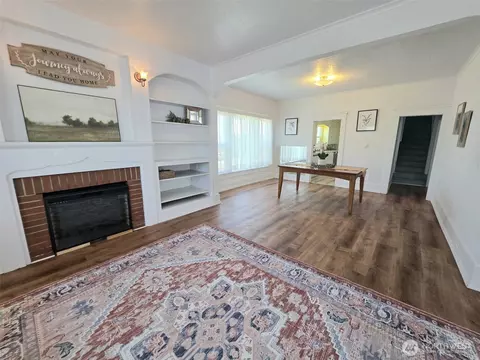 Living - 321 12th St, Raymond, WA 98577 photo 3 of 5