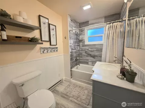 Bath - 321 12th St, Raymond, WA 98577 photo 1 of 4