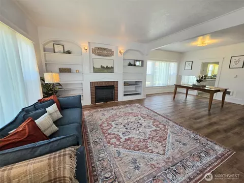 Living - 321 12th St, Raymond, WA 98577 photo 4 of 5