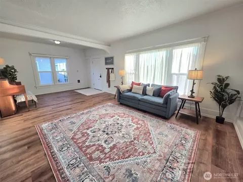 Living - 321 12th St, Raymond, WA 98577 photo 1 of 5