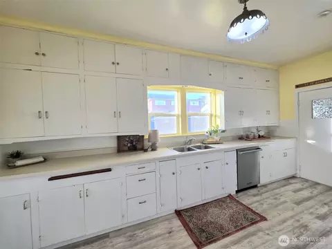 Kitchen - 321 12th St, Raymond, WA 98577 photo 1 of 5