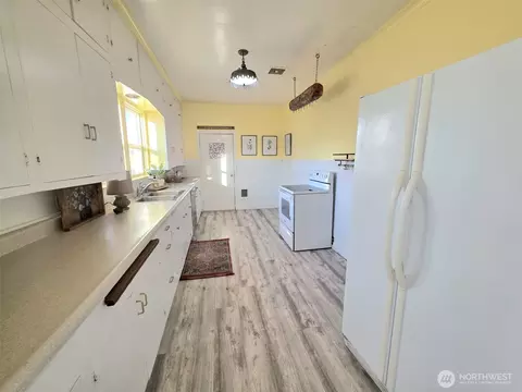Kitchen - 321 12th St, Raymond, WA 98577 photo 2 of 5