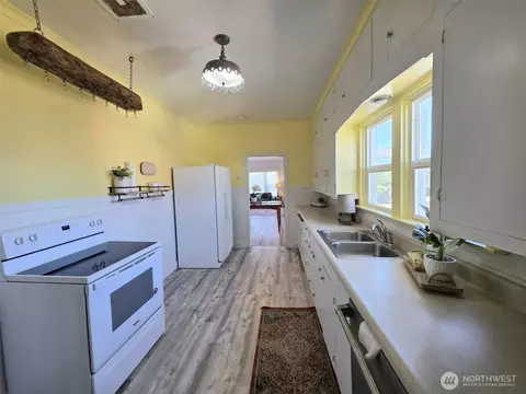 Kitchen - 321 12th St, Raymond, WA 98577 photo 4 of 5