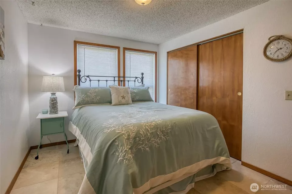 Bedroom - 101 Sand Dune Ave NW, Ocean Shores, WA 98569 photo 3 of 4