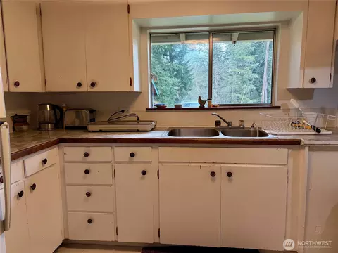 Kitchen - 18612 51st Ave SE, Bothell, WA 98012 photo 5 of 6