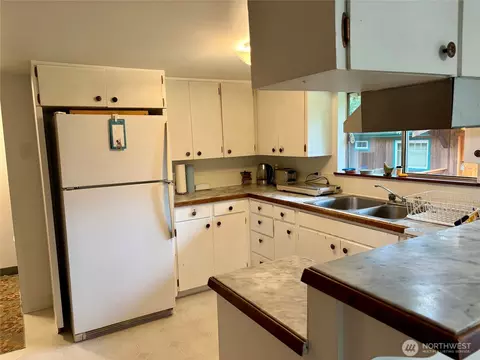 Kitchen - 18612 51st Ave SE, Bothell, WA 98012 photo 4 of 6