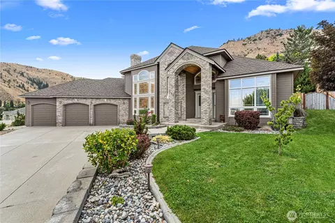 752 Castle Heights Dr, Wenatchee, WA 98801