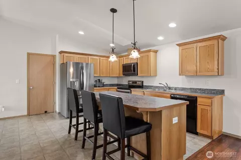Kitchen - 807 Millenium Ave, Moxee, WA 98936 photo 3 of 5
