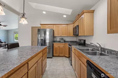 Kitchen - 807 Millenium Ave, Moxee, WA 98936 photo 4 of 5