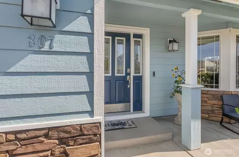 Entry Way - 807 Millenium Ave, Moxee, WA 98936 photo 1 of 2