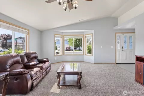 Living - 807 Millenium Ave, Moxee, WA 98936 photo 2 of 3
