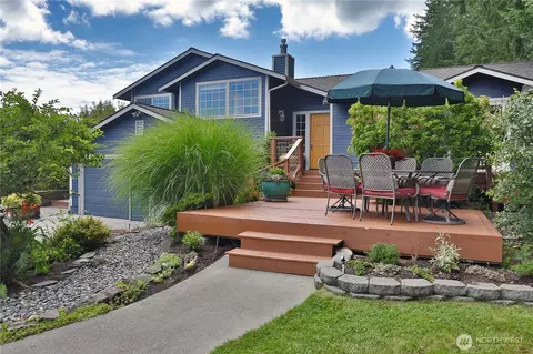 4537 E Hilltop Dr, Clinton, WA 98236