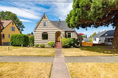 211 N 8th St, Mount Vernon, WA 98273