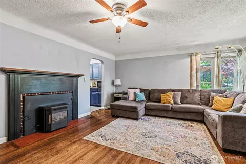 Living - 527 25th Ave, Longview, WA 98632 photo 1 of 2
