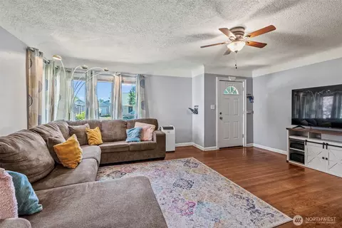 Living - 527 25th Ave, Longview, WA 98632 photo 2 of 2