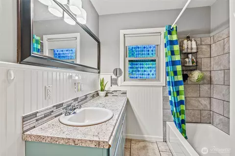 Bath - 527 25th Ave, Longview, WA 98632 photo 1 of 1