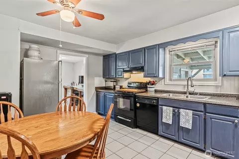 Kitchen - 527 25th Ave, Longview, WA 98632 photo 2 of 3