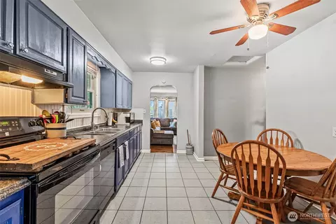 Kitchen - 527 25th Ave, Longview, WA 98632 photo 3 of 3