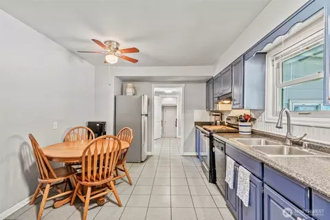 Kitchen - 527 25th Ave, Longview, WA 98632 photo 1 of 3