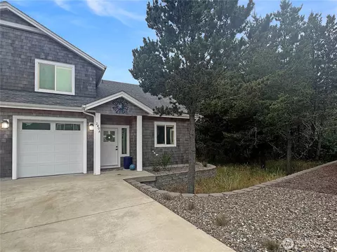 240 28th St NW #A, Long Beach, WA 98631