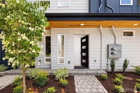 1611 N 50th St, Seattle, WA 98103