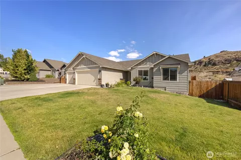 1015 Sunny Brooke Ln, Chelan, WA 98816