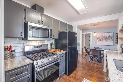 Kitchen - 5942 Lawrence Rd, Everson, WA 98247 photo 2 of 3