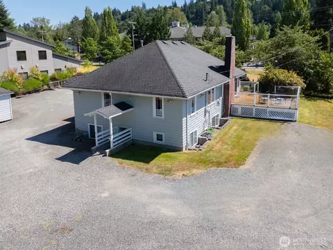 Exterior - 10516 E Riverside Dr, Bothell, WA 98011 photo 6 of 8