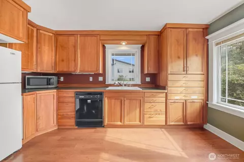 Kitchen - 10516 E Riverside Dr, Bothell, WA 98011 photo 2 of 3