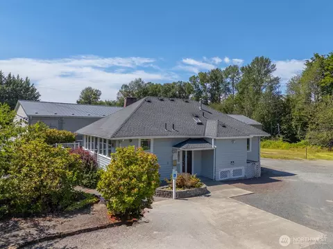Exterior - 10516 E Riverside Dr, Bothell, WA 98011 photo 4 of 8