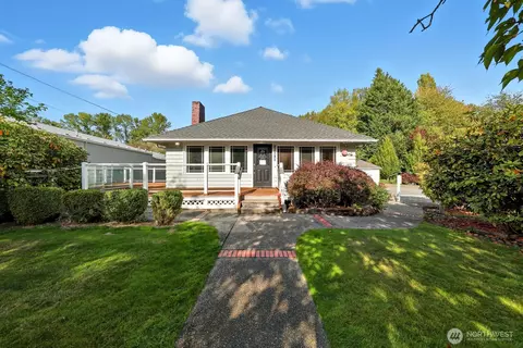 10516 E Riverside Dr, Bothell, WA 98011