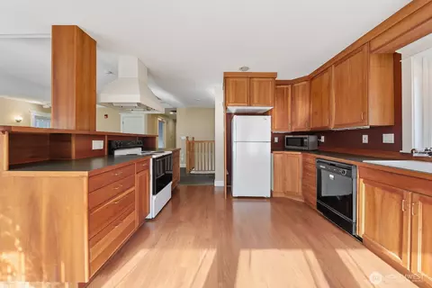 Kitchen - 10516 E Riverside Dr, Bothell, WA 98011 photo 3 of 3