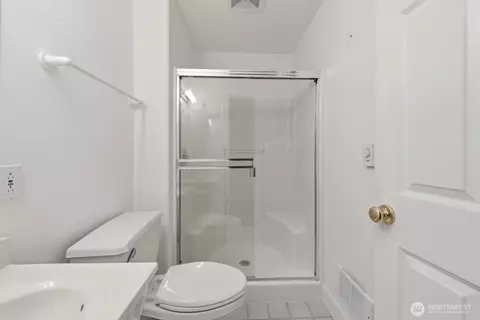 Bath - 10516 E Riverside Dr, Bothell, WA 98011 photo 3 of 3
