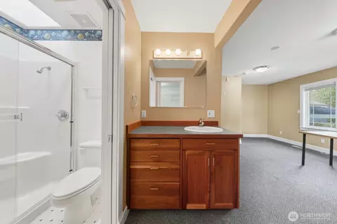 Bath - 10516 E Riverside Dr, Bothell, WA 98011 photo 2 of 3