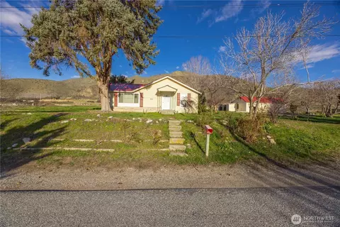 750 4th St, Chelan Falls, WA 98817