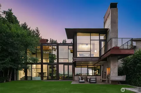8320 Avalon Dr, Mercer Island, WA 98040