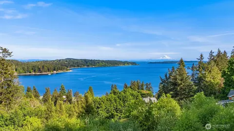 6715 NE Dapple Ct, Bainbridge Island, WA 98110